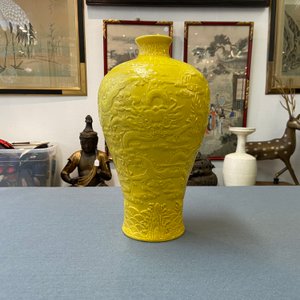 Een Chinese monochrome gele 'meiping' 'draken' vaas met reliëfdecor, Republiek — foto 9