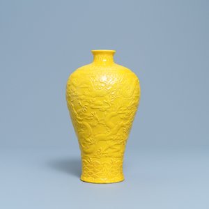 Een Chinese monochrome gele meiping 'draken' vaas met reliëfdecor, Republiek — foto 2