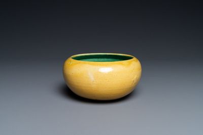 Een Chinese monochrome gele offerandekom met groene binnenkant, Kangxi