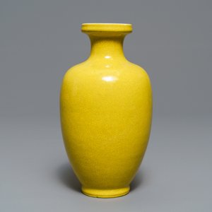 Een Chinese monochrome gele vaas met craquelé glazuur, Kangxi merk, 19e eeuw — foto 4