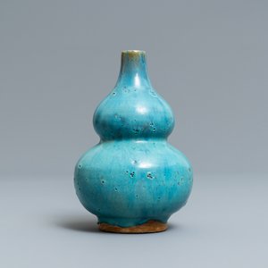 Een Chinese monochrome kalebasvaas met turquoise junyao-stijl glazuur, 19/20e eeuw — foto 1