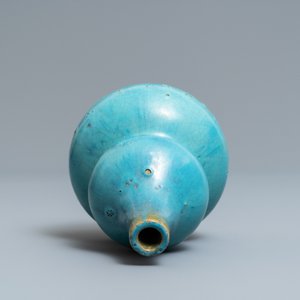 Een Chinese monochrome kalebasvaas met turquoise junyao-stijl glazuur, 19/20e eeuw — foto 5