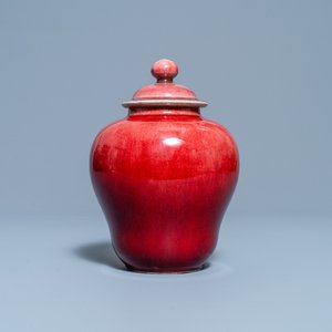 Een Chinese monochrome koperrode dekselvaas, Qianlong/Jiaqing — foto 1