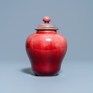 Een Chinese monochrome koperrode dekselvaas, Qianlong/Jiaqing — foto 2