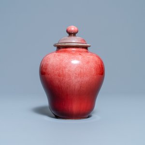 Een Chinese monochrome koperrode dekselvaas, Qianlong/Jiaqing — foto 3
