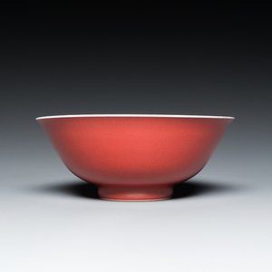 Een Chinese monochrome koperrode kom, Qianlong merk maar wellicht later — foto 1