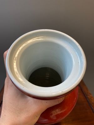 Een Chinese monochrome koperrode rouleau vaas, 18/19e eeuw — foto 3