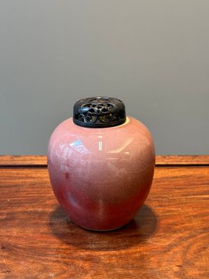 Een Chinese monochrome koperrood geglazuurde gemberpot met opengewerkte houten deksel, 18/19e eeuw — foto 1