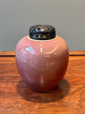 Een Chinese monochrome koperrood geglazuurde gemberpot met opengewerkte houten deksel, 18/19e eeuw — foto 3