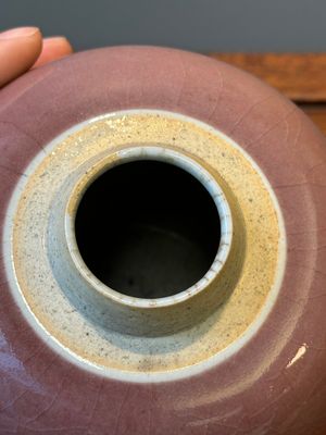 Een Chinese monochrome koperrood geglazuurde gemberpot met opengewerkte houten deksel, 18/19e eeuw — foto 6