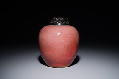 Een Chinese monochrome koperrood geglazuurde gemberpot met opengewerkte houten deksel, 18/19e eeuw