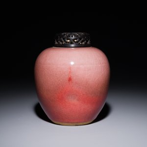 Een Chinese monochrome koperrood geglazuurde gemberpot met opengewerkte houten deksel, 18/19e eeuw — foto 2