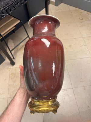 Een Chinese monochrome koperrood geglazuurde vaas met verguld bronzen montuur, 18/19e eeuw — foto 1