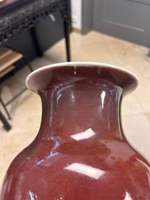 Een Chinese monochrome koperrood geglazuurde vaas met verguld bronzen montuur, 18/19e eeuw — foto 3
