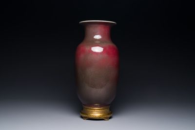Een Chinese monochrome koperrood geglazuurde vaas met verguld bronzen montuur, 18/19e eeuw