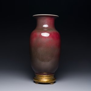 Een Chinese monochrome koperrood geglazuurde vaas met verguld bronzen montuur, 18/19e eeuw — foto 1