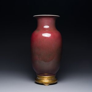 Een Chinese monochrome koperrood geglazuurde vaas met verguld bronzen montuur, 18/19e eeuw — foto 2