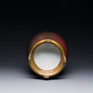 Een Chinese monochrome koperrood geglazuurde vaas met verguld bronzen montuur, 18/19e eeuw — foto 3