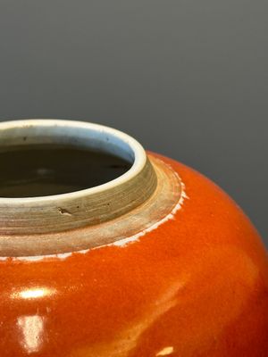 Een Chinese monochrome koraalrood geglazuurde gemberpot met houten deksel, 18e eeuw — foto 5