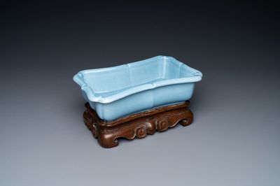 Een Chinese monochrome lavendelblauwe jardinière op houten voet, Yongzheng merk, Republiek
