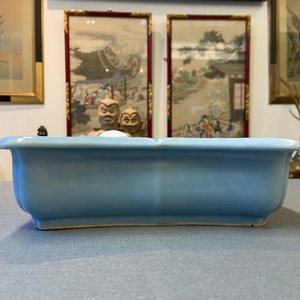 Een Chinese monochrome lavendelblauwe jardinière op houten voet, Yongzheng merk, Republiek — foto 11
