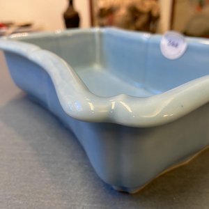 Een Chinese monochrome lavendelblauwe jardinière op houten voet, Yongzheng merk, Republiek — foto 14