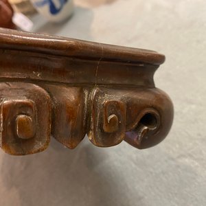Een Chinese monochrome lavendelblauwe jardinière op houten voet, Yongzheng merk, Republiek — foto 23