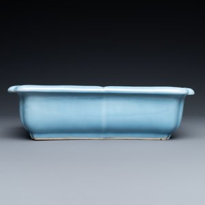 Een Chinese monochrome lavendelblauwe jardinière op houten voet, Yongzheng merk, Republiek — foto 3