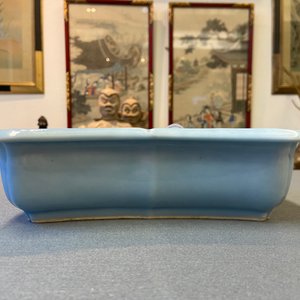 Een Chinese monochrome lavendelblauwe jardinière op houten voet, Yongzheng merk, Republiek — foto 9