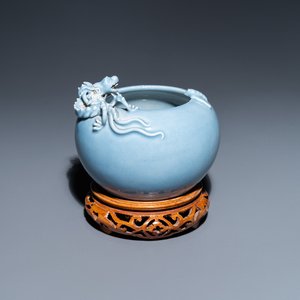Een Chinese monochrome lavendelblauwe penselenwasser met een draak, Yongzheng merk, 19e eeuw — foto 1