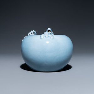 Een Chinese monochrome lavendelblauwe penselenwasser met een draak, Yongzheng merk, 19e eeuw — foto 2