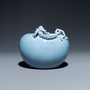 Een Chinese monochrome lavendelblauwe penselenwasser met een draak, Yongzheng merk, 19e eeuw — foto 4
