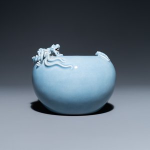 Een Chinese monochrome lavendelblauwe penselenwasser met een draak, Yongzheng merk, 19e eeuw — foto 5