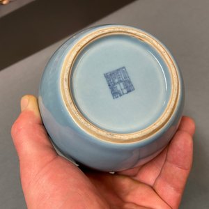 Een Chinese monochrome lavendelblauwe penselenwasser, Yongzheng merk, Republiek — foto 8