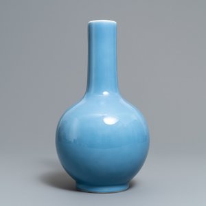 Een Chinese monochrome lavendelblauwe tianqiu ping vaas, 19/20e eeuw — foto 1