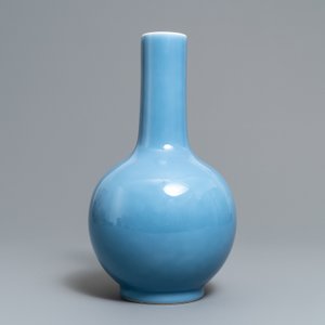 Een Chinese monochrome lavendelblauwe tianqiu ping vaas, 19/20e eeuw — foto 4