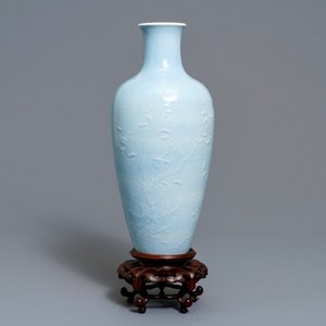 Een Chinese monochrome lavendelblauwe vaas met onderglazuur decor, Yongzheng merk, 19e eeuw — foto 1