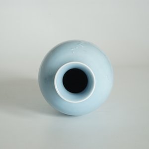Een Chinese monochrome lavendelblauwe vaas met onderglazuur decor, Yongzheng merk, 19e eeuw — foto 13