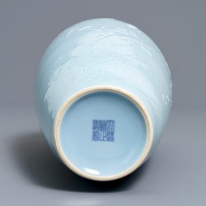 Een Chinese monochrome lavendelblauwe vaas met onderglazuur decor, Yongzheng merk, 19/20e eeuw — foto 7