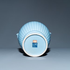 Een Chinese monochrome lavendelblauwe vaas, Qianlong merk, Republiek — foto 6