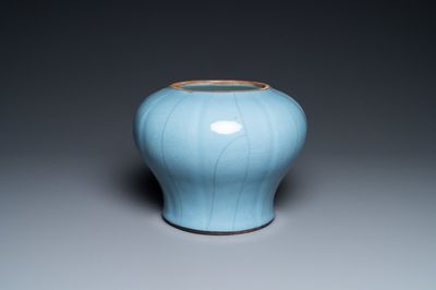 Een Chinese monochrome lavendelblauwe vaas, Qianlong