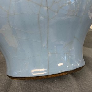 Een Chinese monochrome lavendelblauwe vaas, Qianlong — foto 11