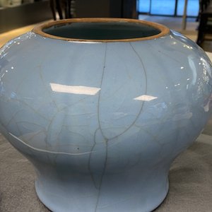 Een Chinese monochrome lavendelblauwe vaas, Qianlong — foto 13
