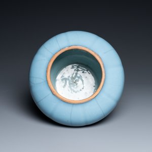 Een Chinese monochrome lavendelblauwe vaas, Qianlong — foto 6