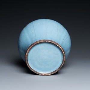 Een Chinese monochrome lavendelblauwe vaas, Qianlong — foto 7
