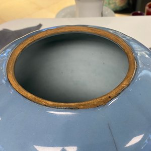 Een Chinese monochrome lavendelblauwe vaas, Qianlong — foto 10