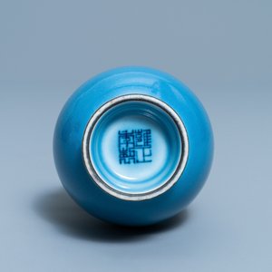 Een Chinese monochrome lavendelblauwe vaas, Yongzheng 4-karaktermerk en mogelijk periode — foto 6