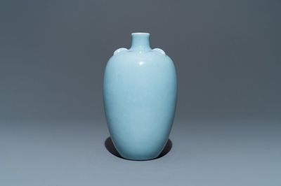 Een Chinese monochrome lavendelblauwe vaas, Yongzheng merk, Republiek