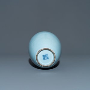 Een Chinese monochrome lavendelblauwe vaas, Yongzheng merk, Republiek — foto 6