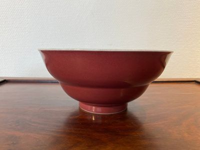 Een Chinese monochrome leverrode kom, Qianlong merk en periode — foto 1